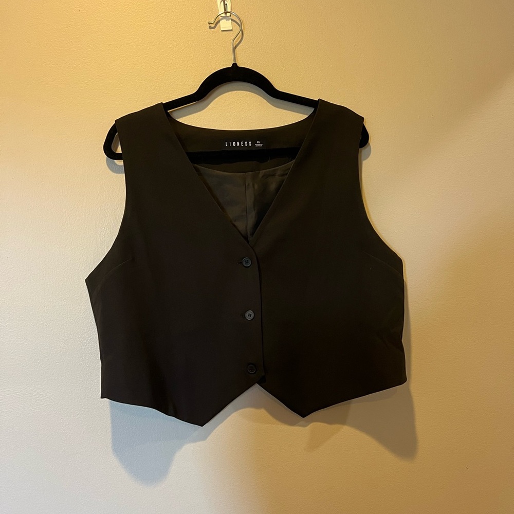 Lioness black vest